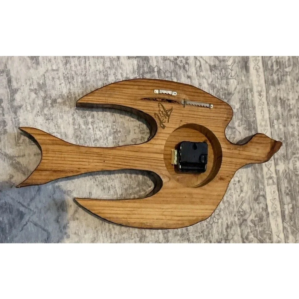 VTG 70th Cedar Stylized Bird Wall Clock Slab Wood Lacquer Rustic Cabin Decor